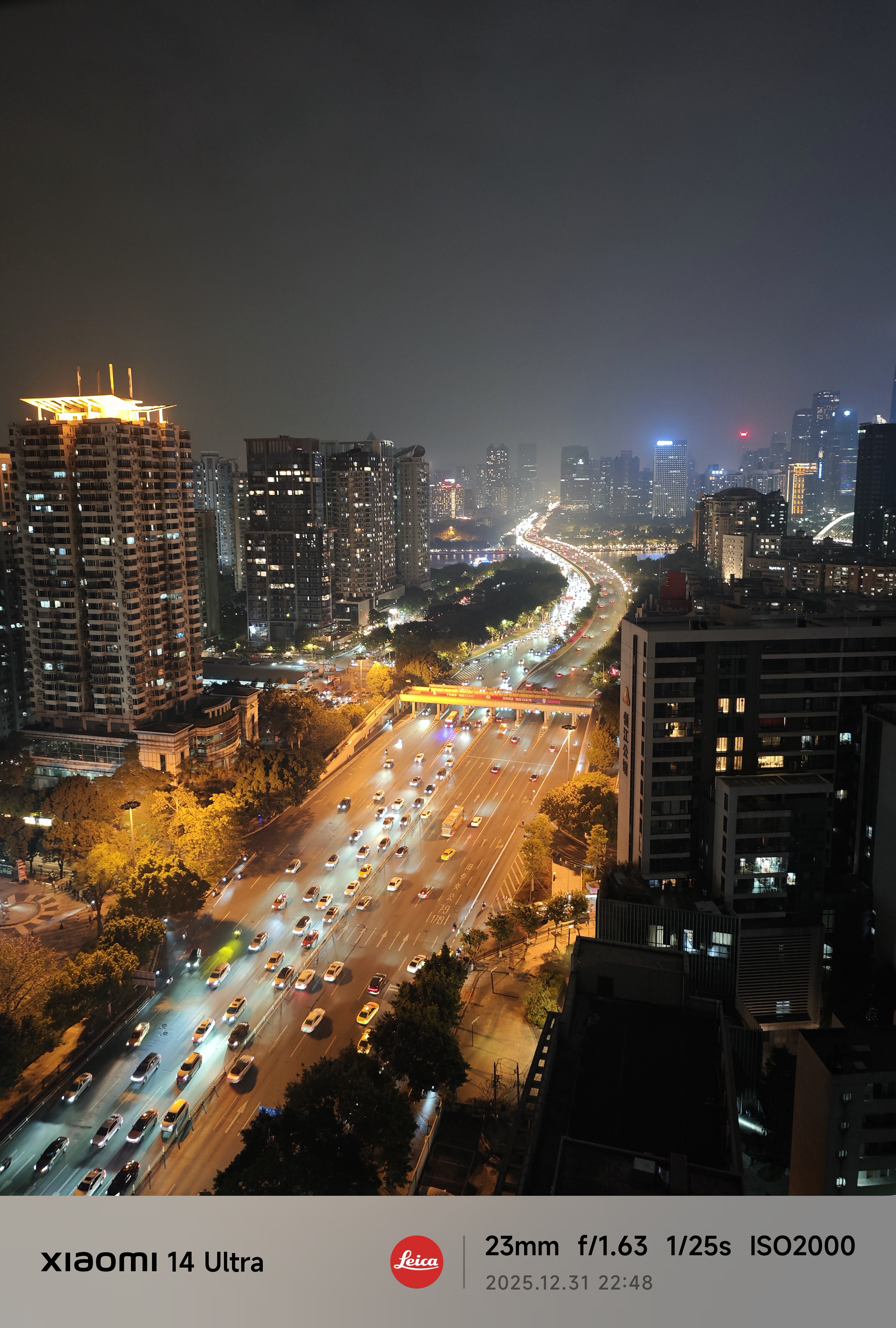 冒死把手机伸出28层窗外